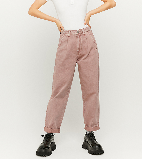 Mom pantalone slika